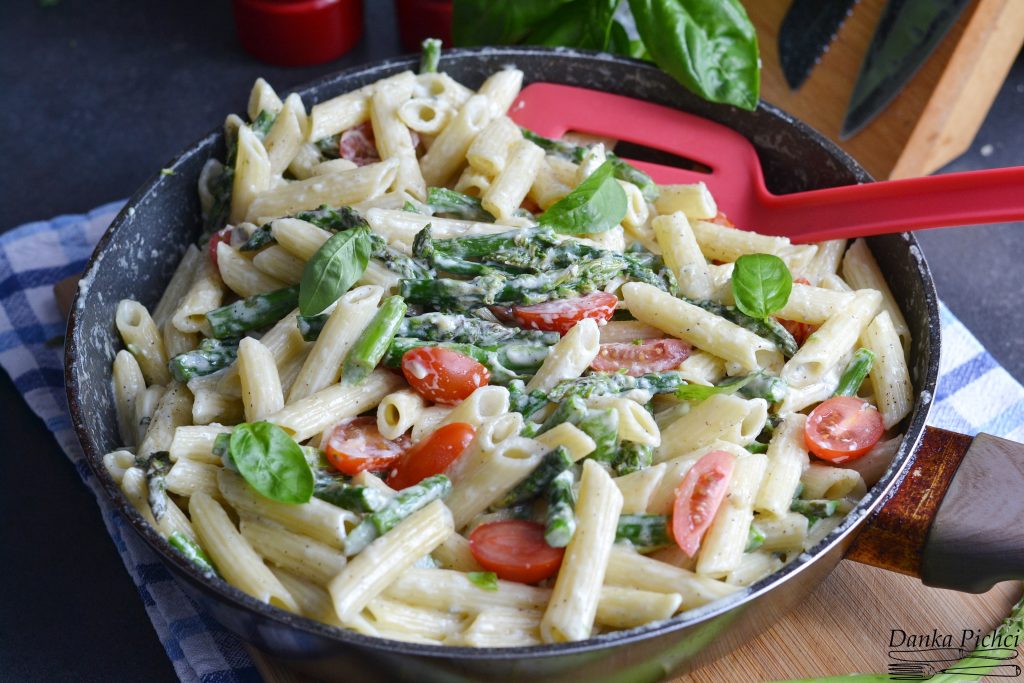 Makaron z zielonymi szparagami w sosie serowym