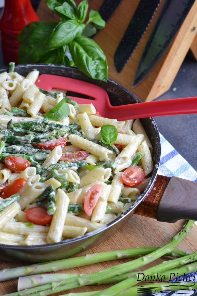 Makaron z zielonymi szparagami w sosie serowym