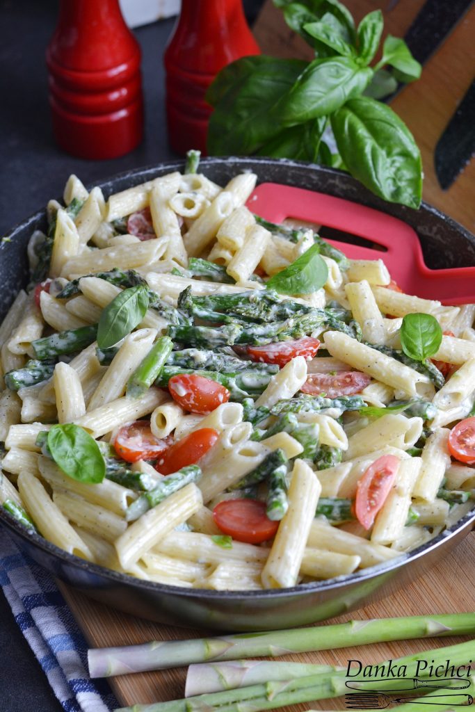 Makaron z zielonymi szparagami w sosie serowym